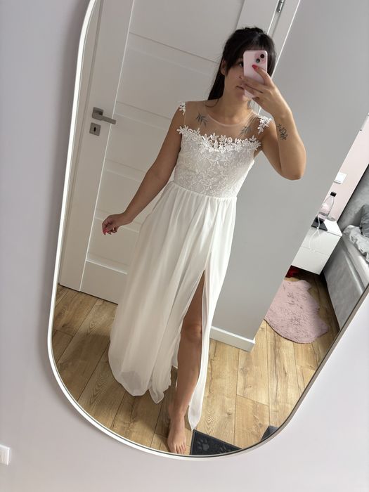 Suknia ślubna z rozcięciem