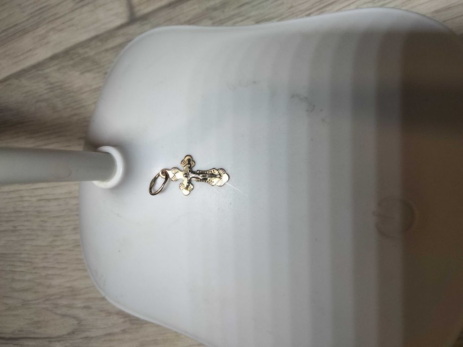 Золотий хрест з розп'яттям