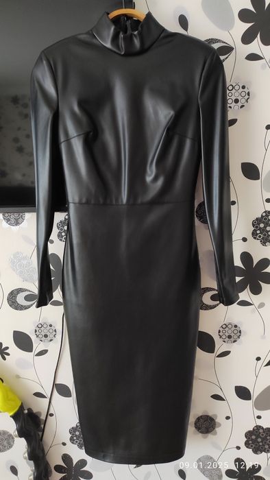 Сукня з єкошкіри в чорному кольорі