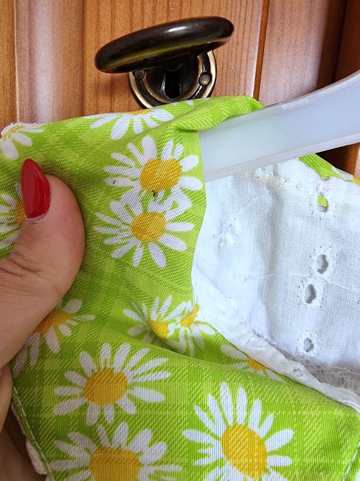 Vestido branco e verde com malmequeres, 8 anos