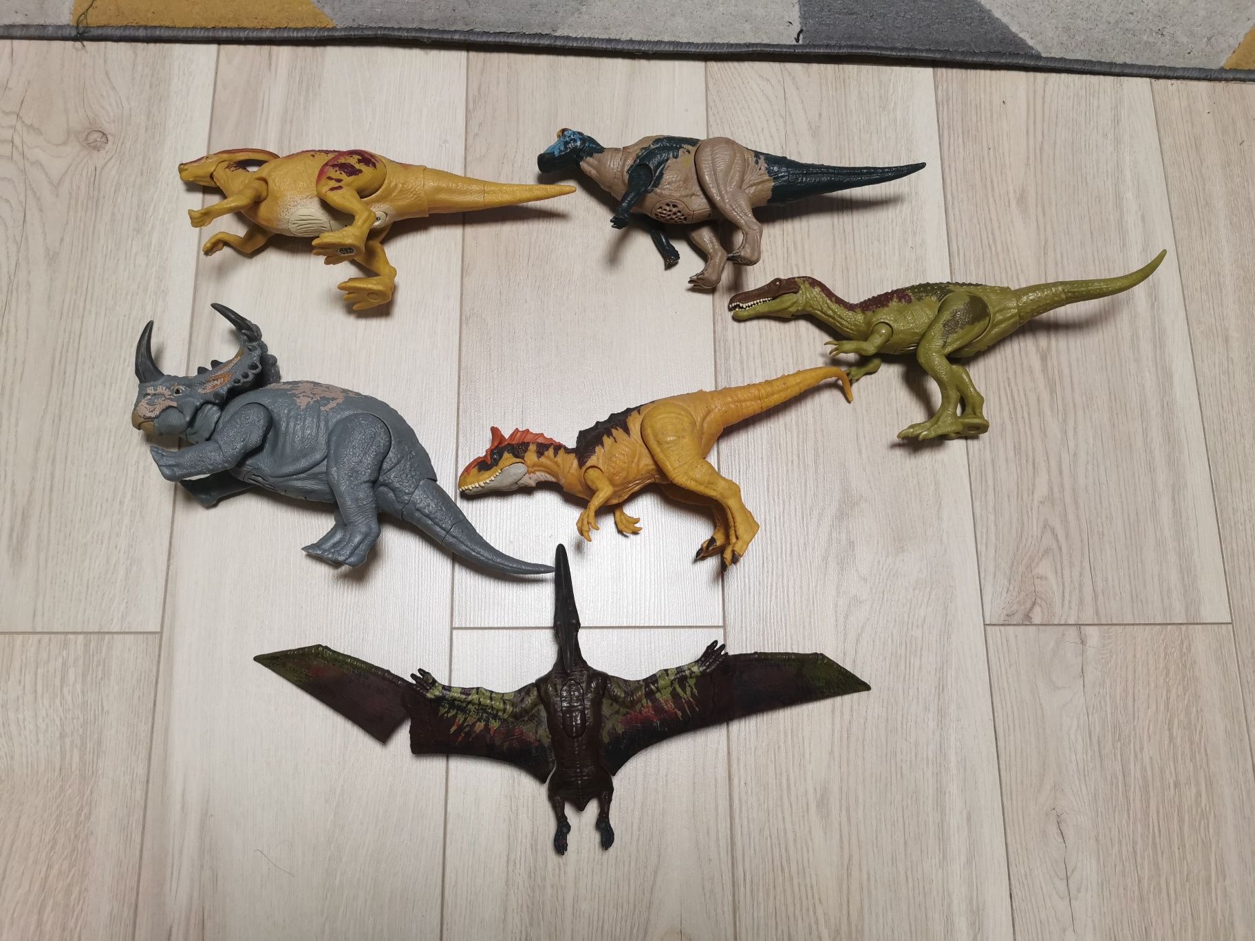 Dinozaury olbrzymia kolekcja 32 ksiazek i ponad 100 figurek