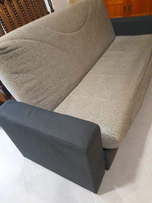 Sofá preto e cinza em tecido
