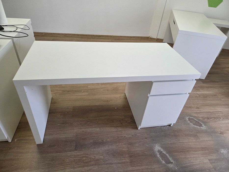 Trzy Biurka IKEA MALM i MALM z wysuwanym panelem stan bardzo dobry