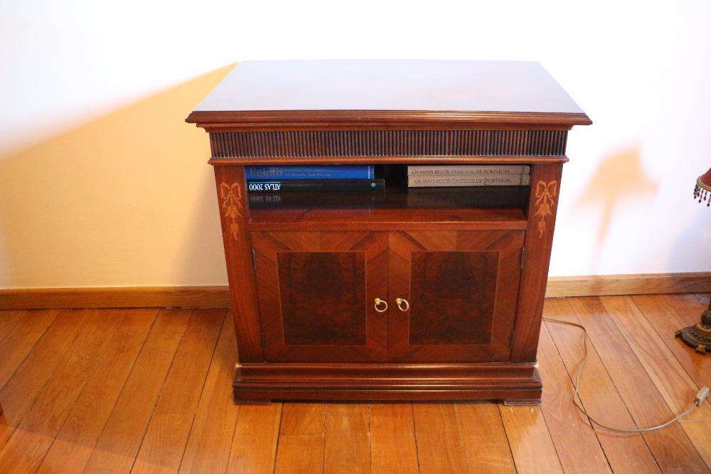 Mesa de TV clássica