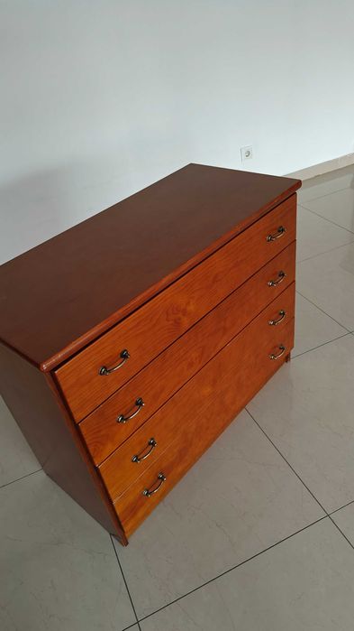 Cómoda de madeira cor cerjeiro