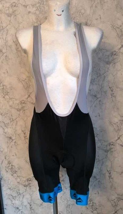 Męskie spodenki rowerowe, z miękką wkładką.Merida