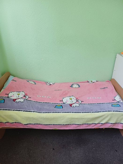 Продам 3 ліжка з матрасом, гірку, килим для садочка, Мольберты