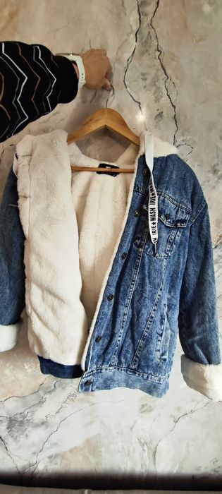 Джинсова куртка з білим хутряним підкладом