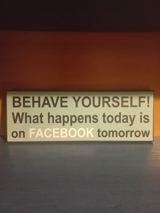 Zabawna tabliczka z napisem dekoracja na prezent