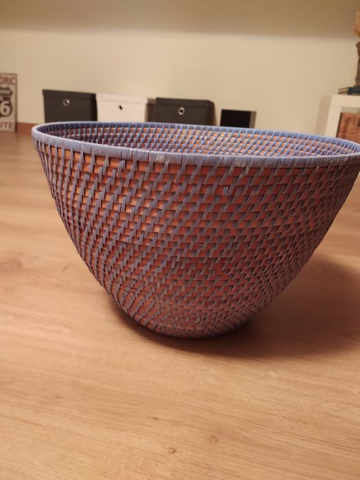 Cesto em verga tons azulado. Muito bom estado. Loja Área