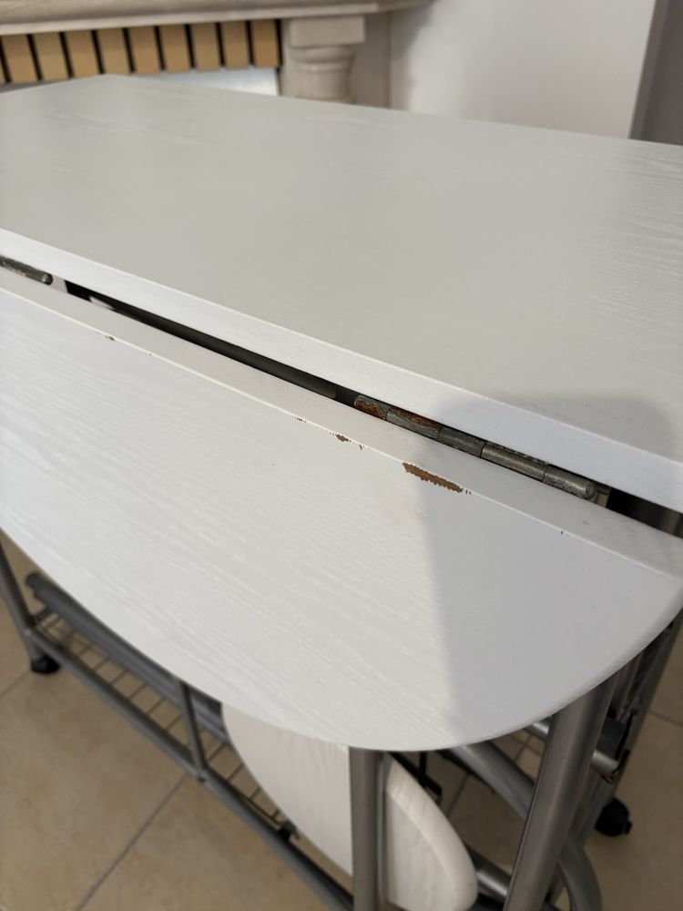 Mesa com 2 bancos