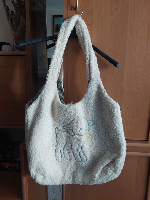 Білий пухнастий шоппер