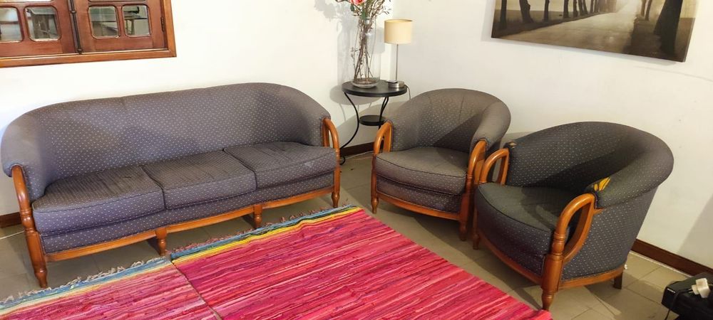 Terno de sofás em bom estado