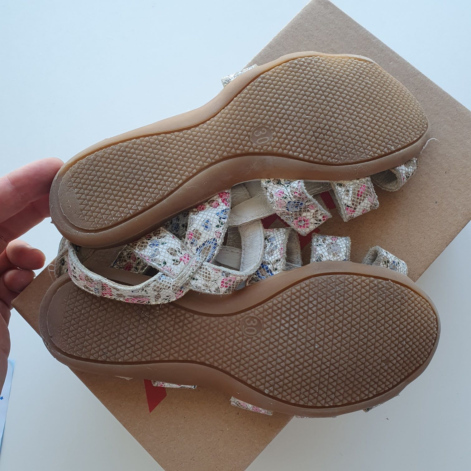 Шкіряні сандалі для дівчинки ТМ Берегіня в 30 розмірі