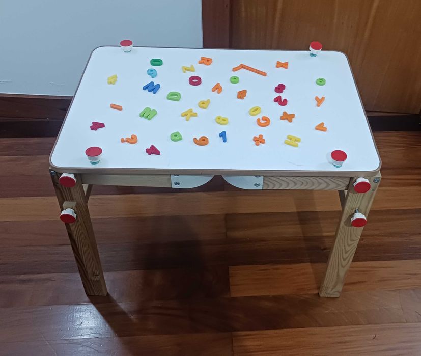 Cavalete infantil com quadro de ardósia/magnético