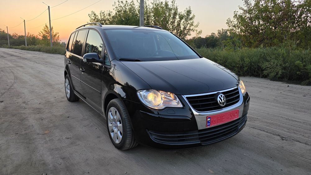 Продаи Volkswagen Touran 2009 року