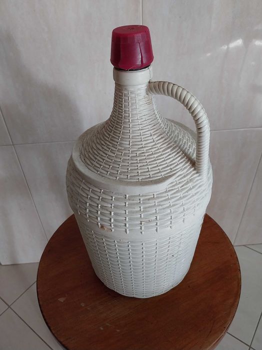 Garrafões de vidro de 5 litros, revestidos com plástico branco