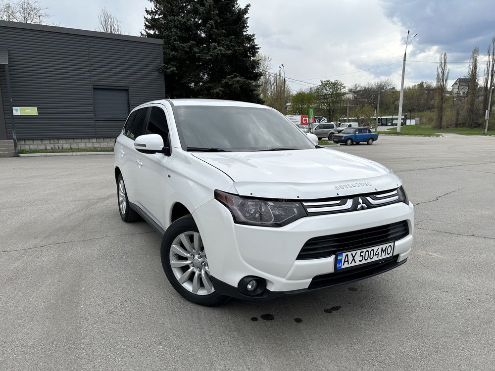 Продам Mitsubishi Outlander 2013г. 3л.