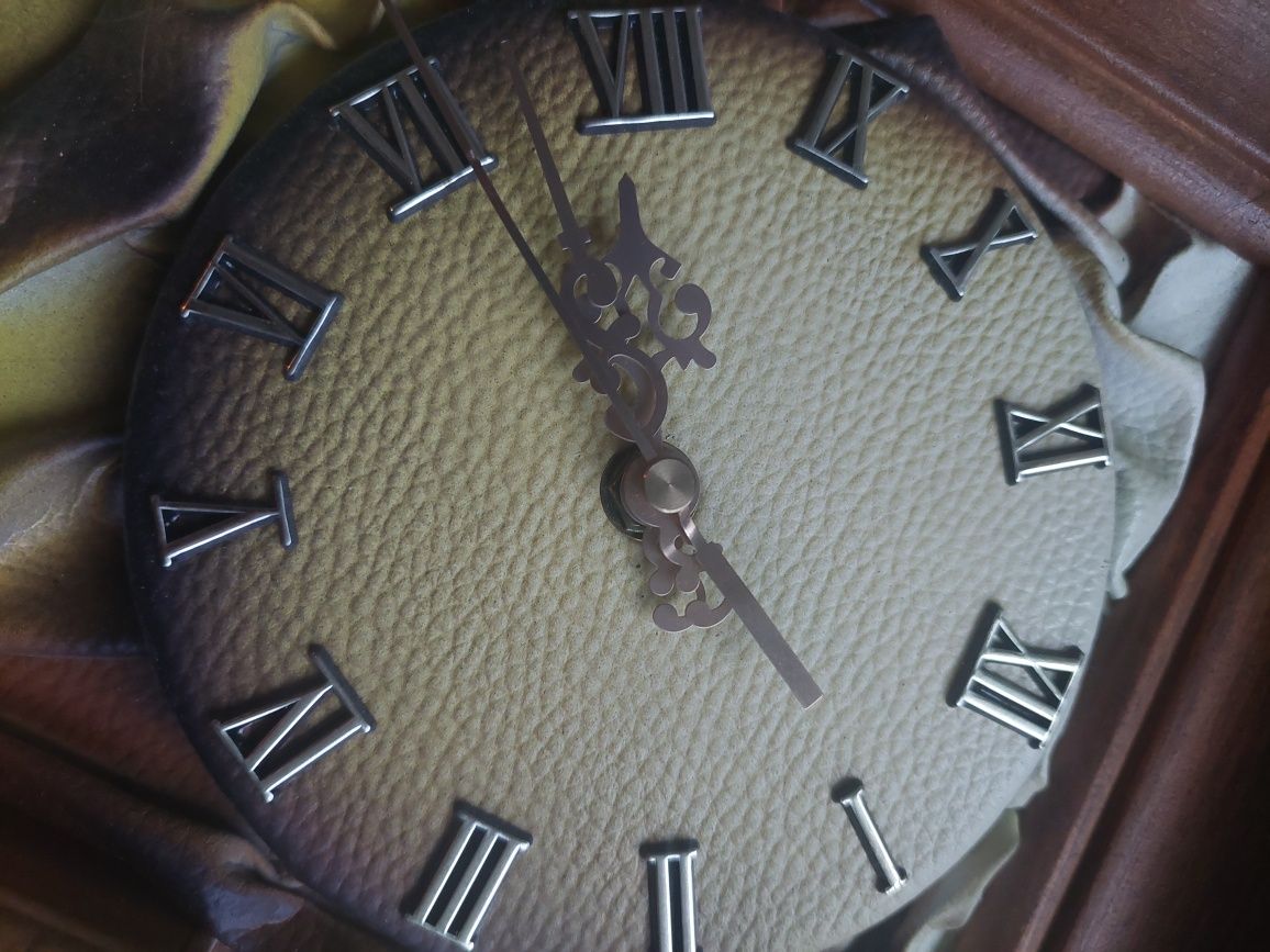 Obraz ze sztucznej skóry z zegarem
