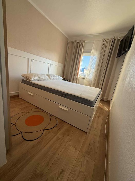 Alugo quarto remodelado e com tv