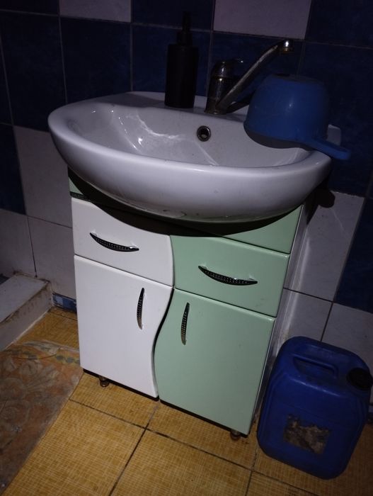 Умывальник с тумбой,с краном,с сифоном в сборе.