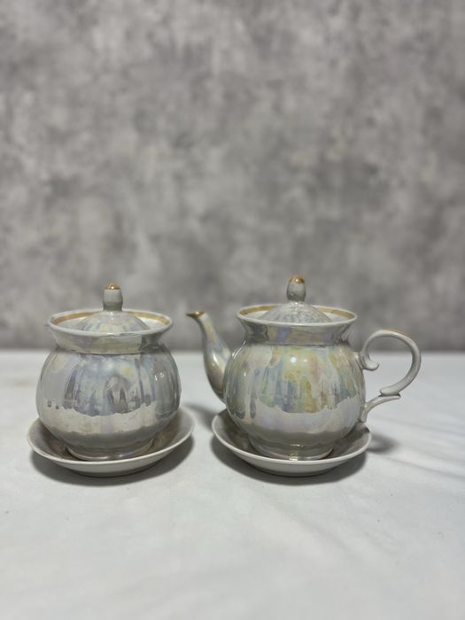 Вінтажна цукорниця та чайник з блюдцями