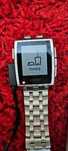 Pebble Steel com caixa e cabo de carregamento