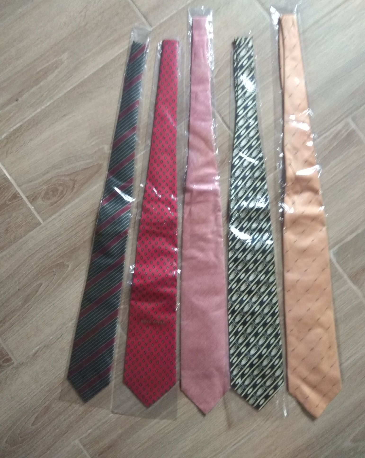 Краватки різні продам