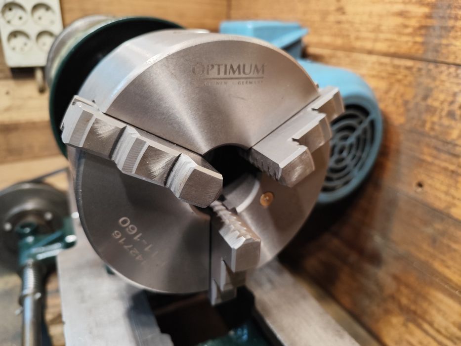 Vendo torno mecânico usado H Ernault barato.