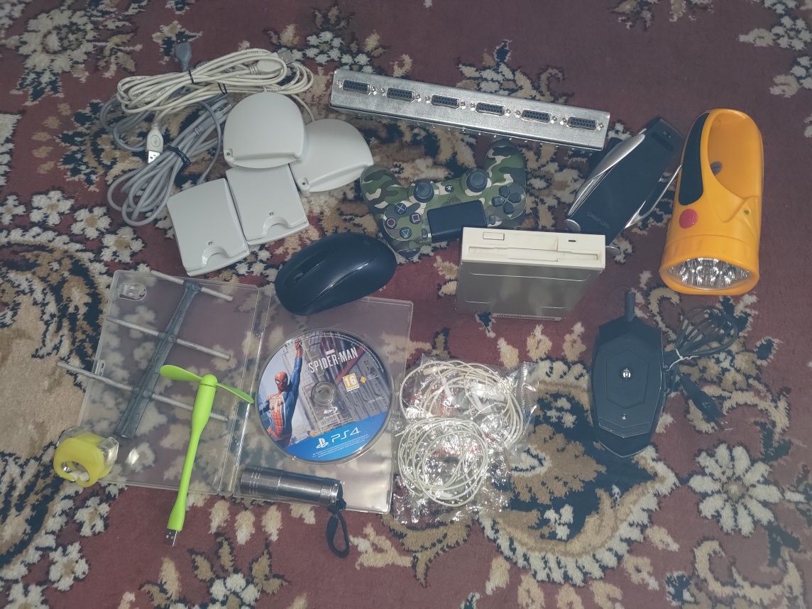 Лот з електроніки в асортименті Sony PS4 Grundig