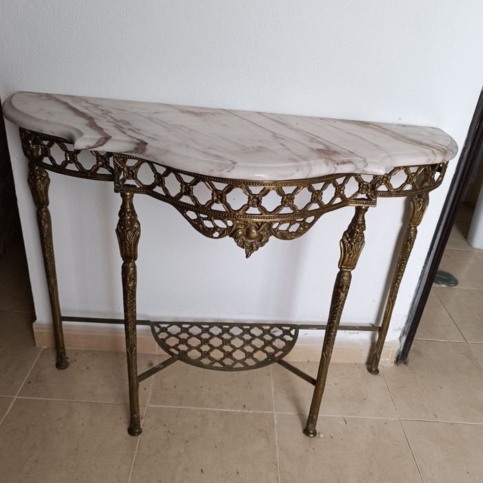 Aparador em ferro e pedra mármore