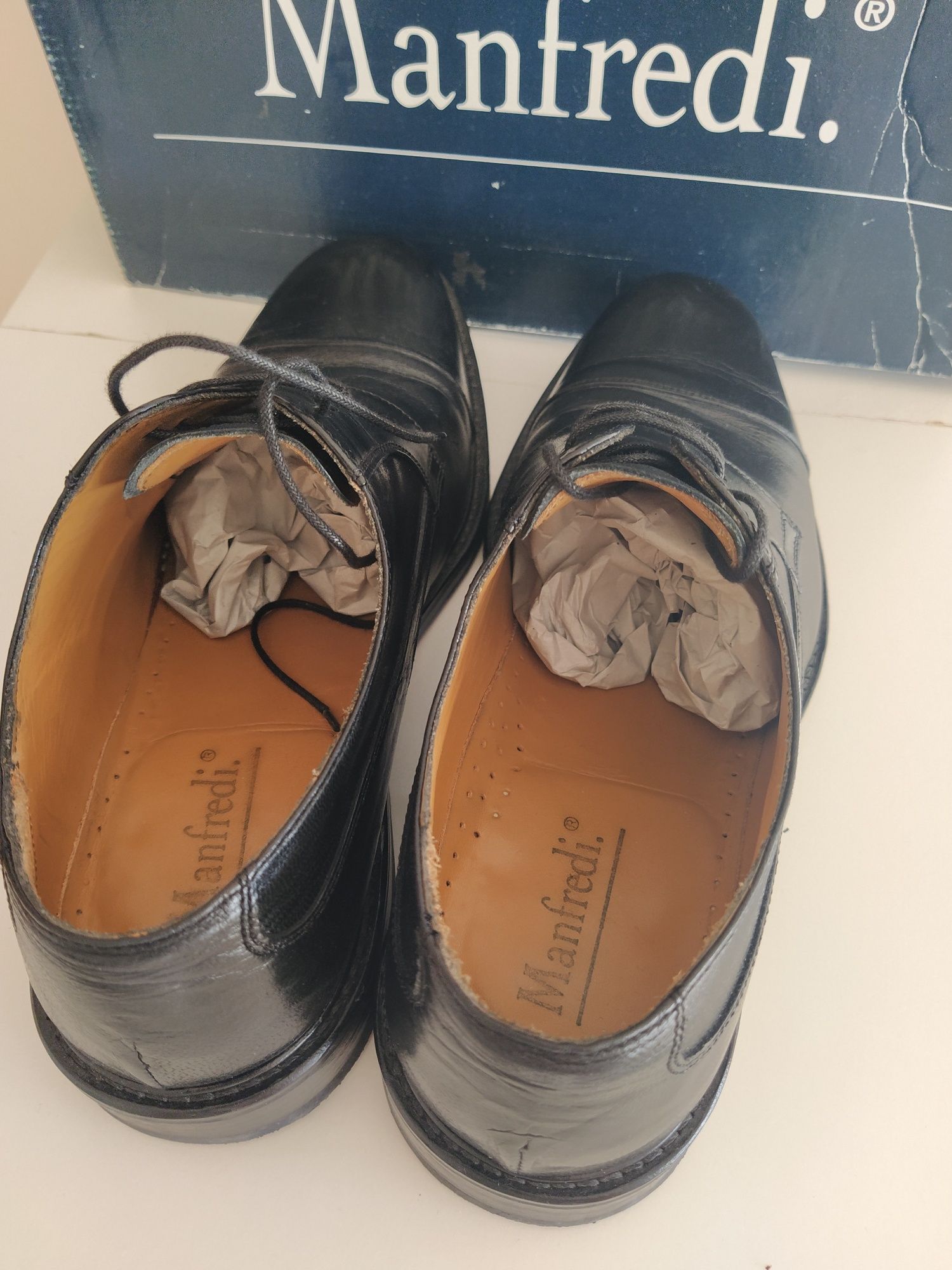 Vendo Sapatos Manfredi 42 praticamente sem uso.