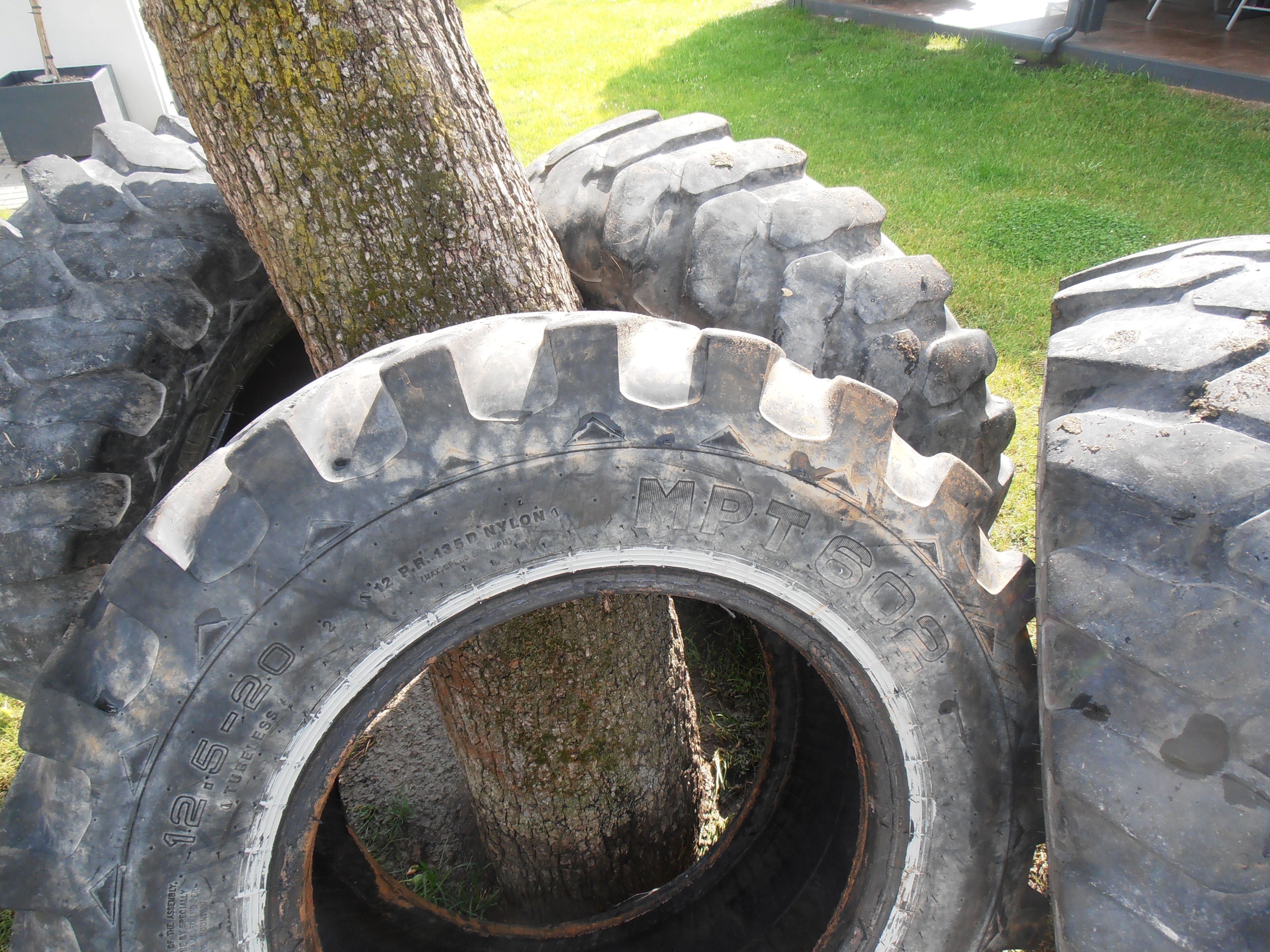 Opony  12,5 R-20