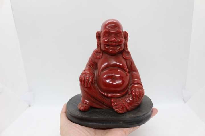 Buda Estatueta em Resina Sentado Tons de Vermelho com Base Preta 15 cm