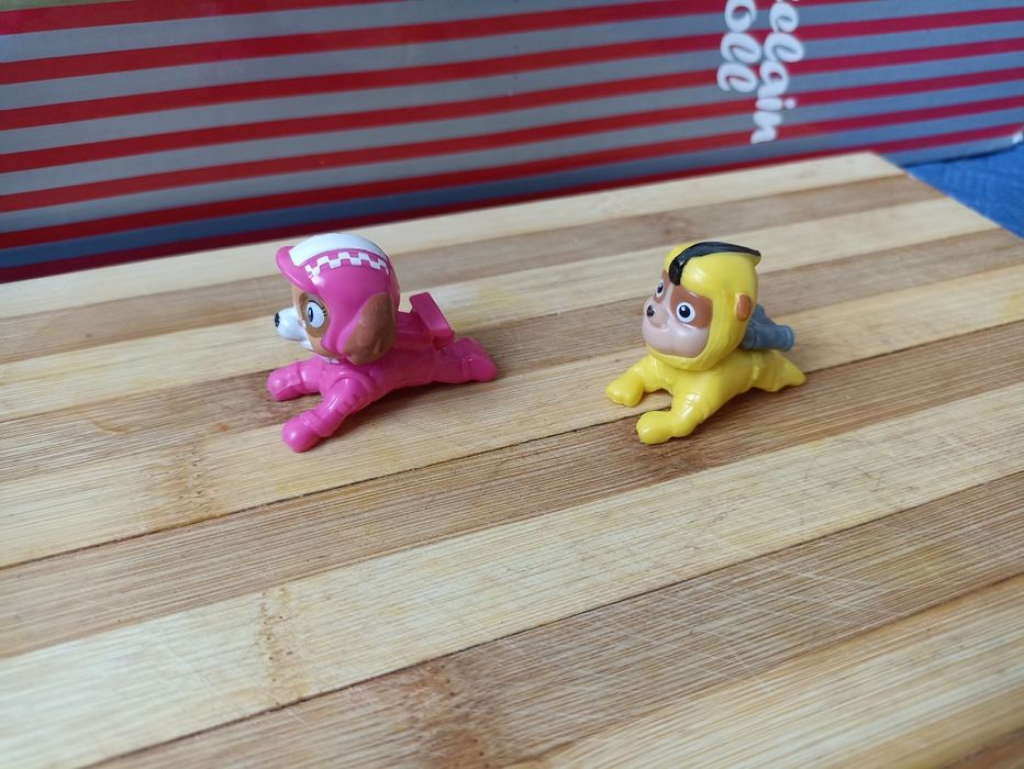 2 figurki z Psiego patrolu psy w pozycji leżącej