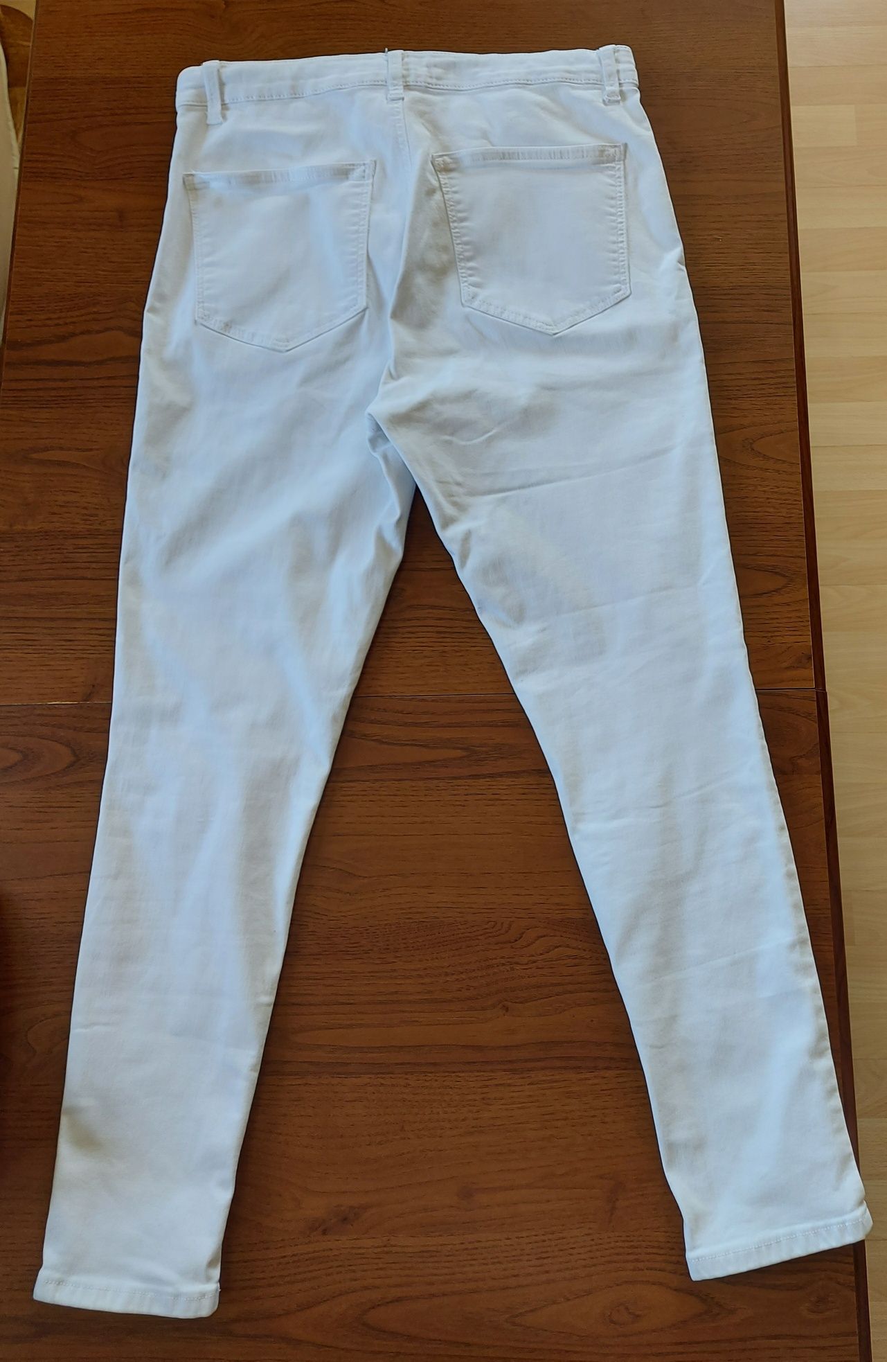 Białe jeansy damskie Topshop W34 L30