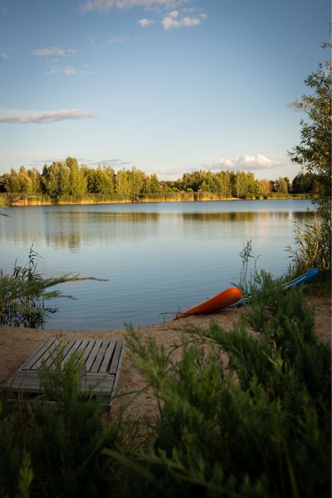 Дивовжний будиночок на березі чистого озера