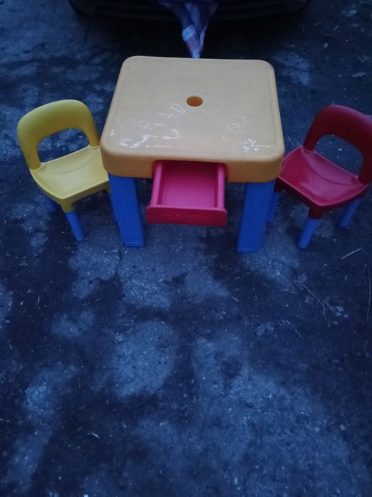 Sprzedam stoliczek i krzesełka