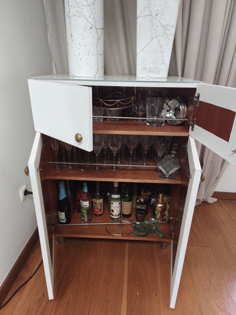 Móvel para garrafeira