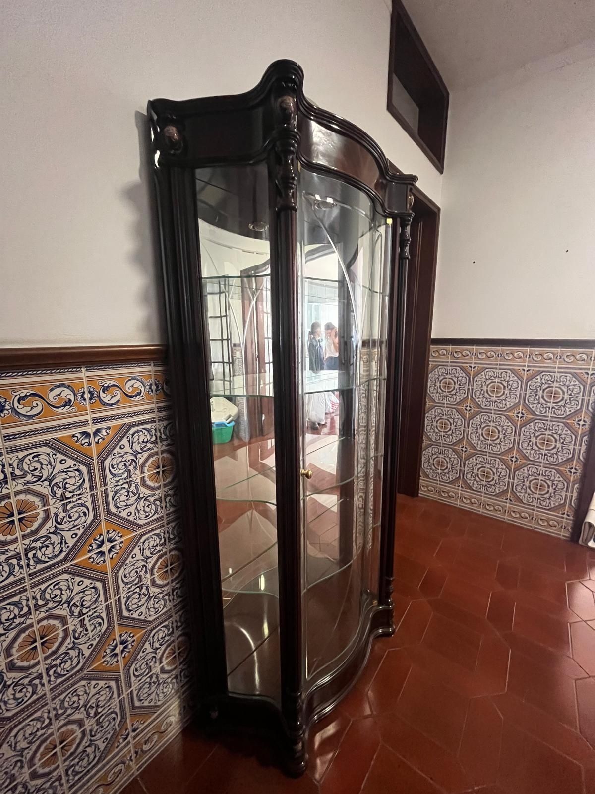 Cristaleira em madeira e vidro