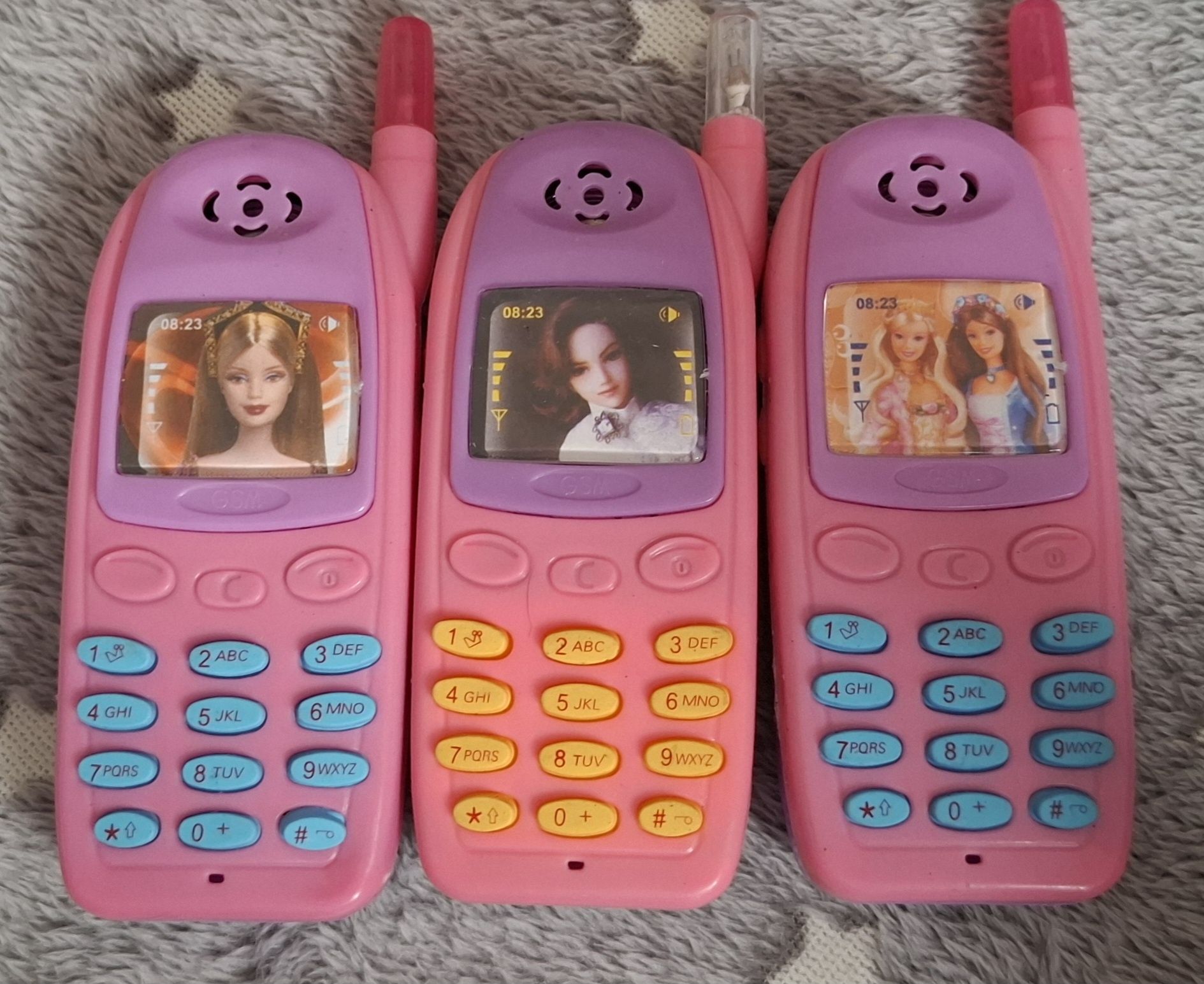 Zabawkowy telefon w języku polskim z lalkami
