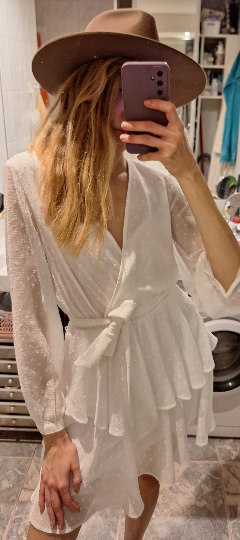 Biała kopertowa sukienka na lato