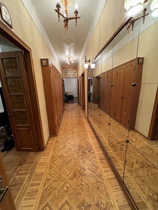 Продам 4-кімнатну квартиру в районі Держпрому (Центр)