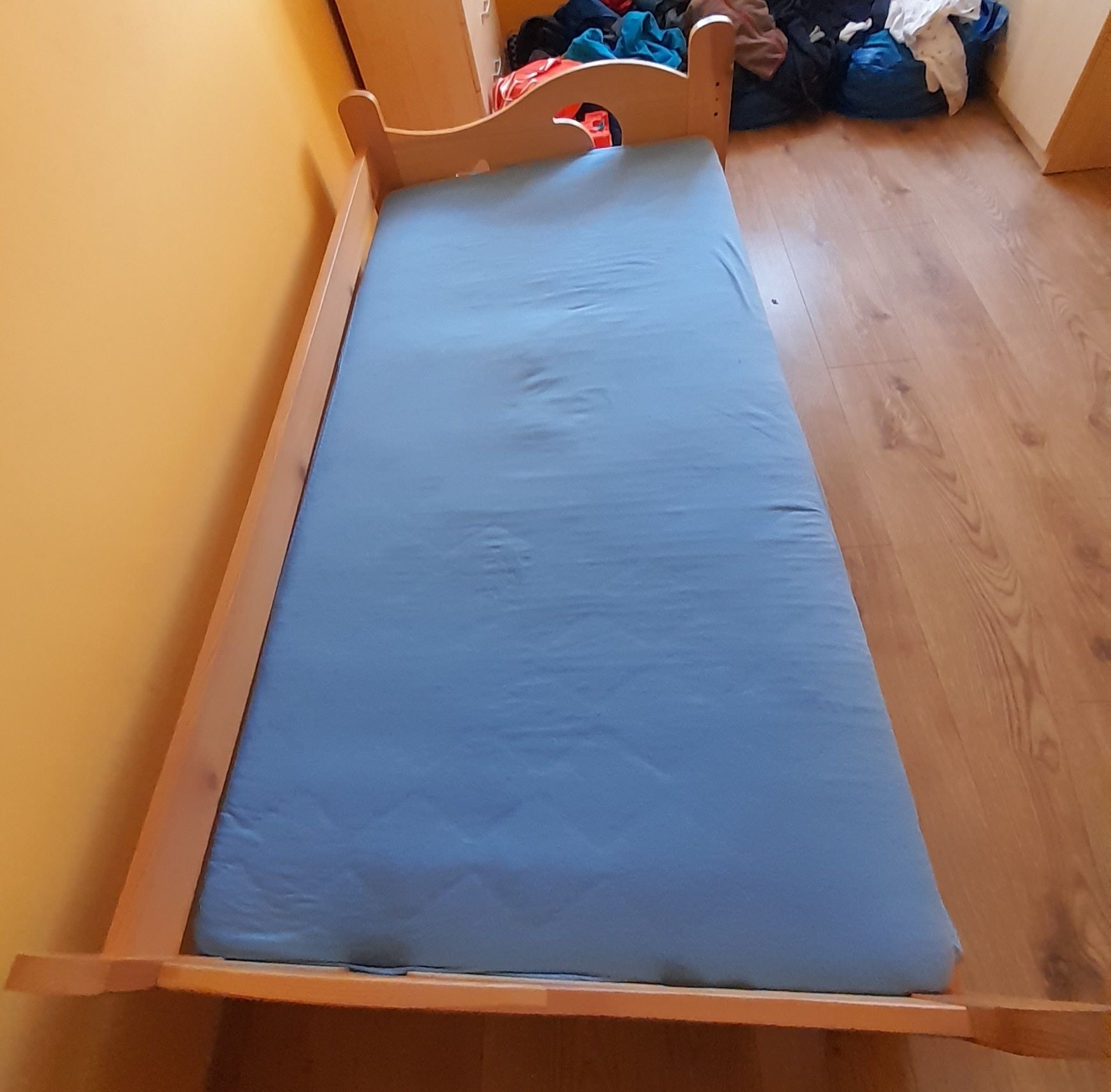 Łóżko drewniane sosnowe 160 x 80 z materacem i kompletem prześcieradeł