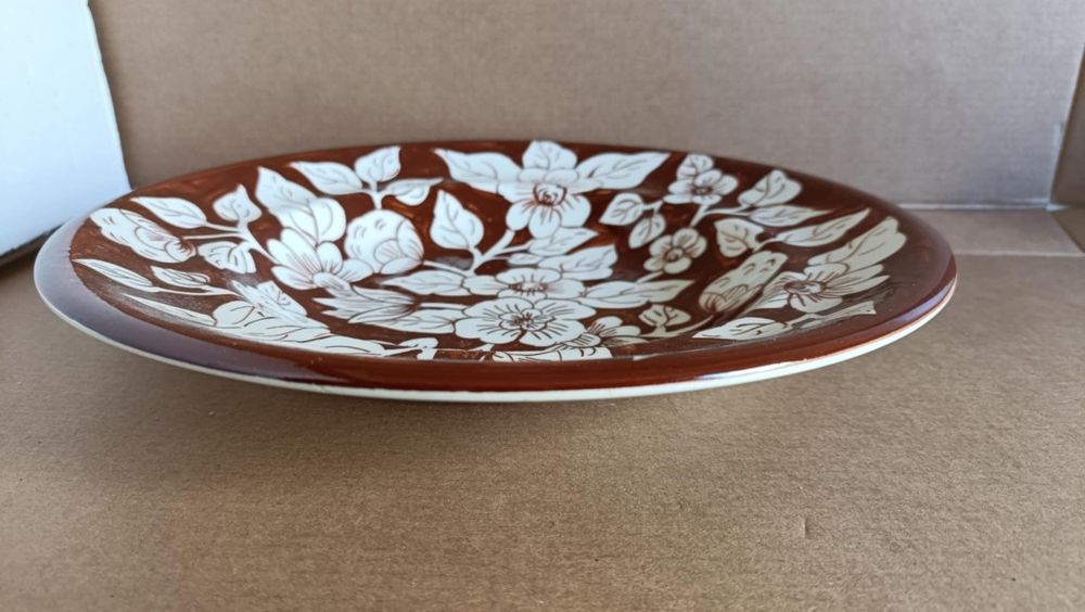 Prato às flores pintado à mão