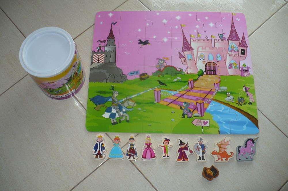Puzzle drewniane-nietypowe, duża plansza z figurkami.