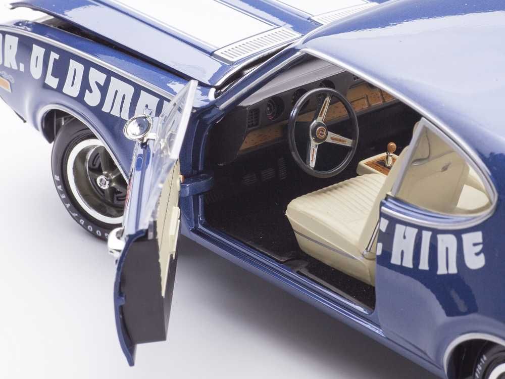 Model 1:18 Auto World Oldsmobile Cutlass 442 Coupe 1969 blue/white