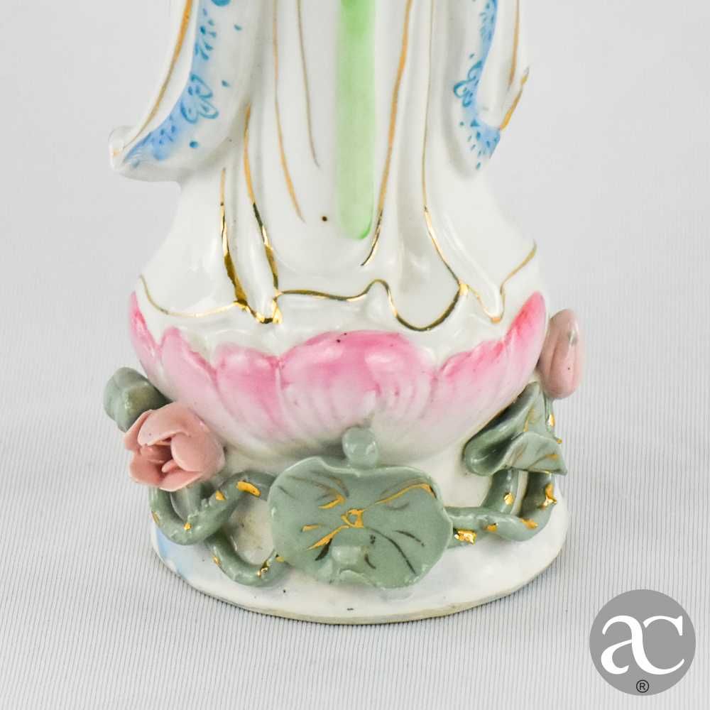 Deusa / Guanyin em Porcelana da China, policromada, com flor de lótus