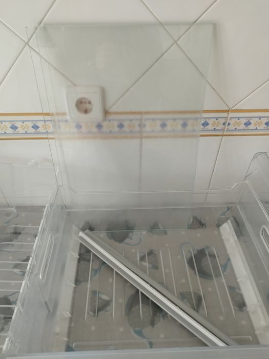 Gavetas e prateleiras de frigorífico combinado Whirlpool