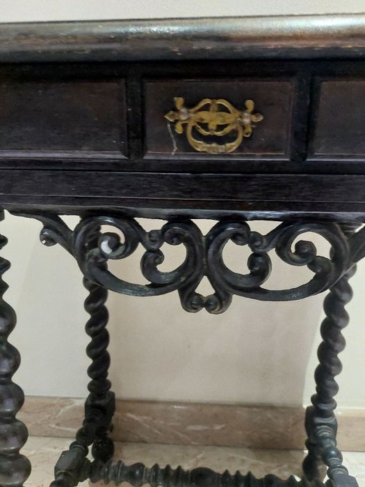 Mesa de cabeceira em pau Santo